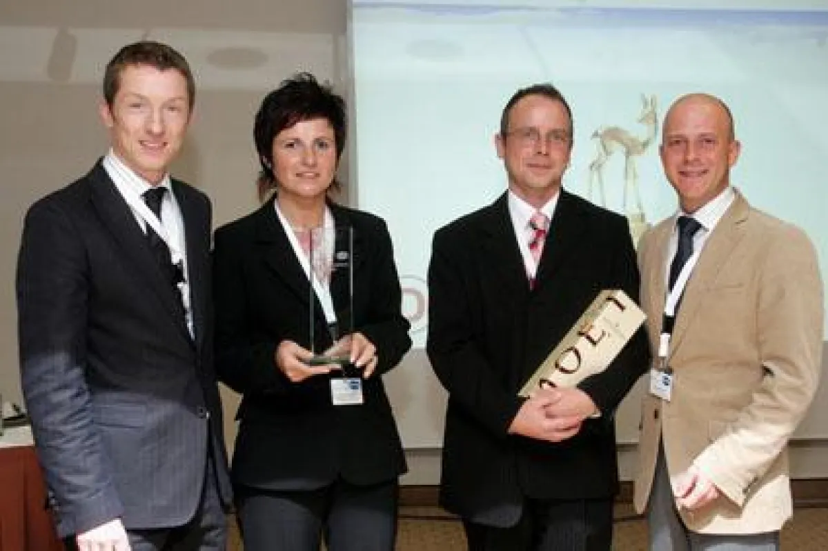 Armin Truger überreicht den Pro Sky Charter Excellence Award and Anke Hoffmann und Mirko Göpel (v.l.)