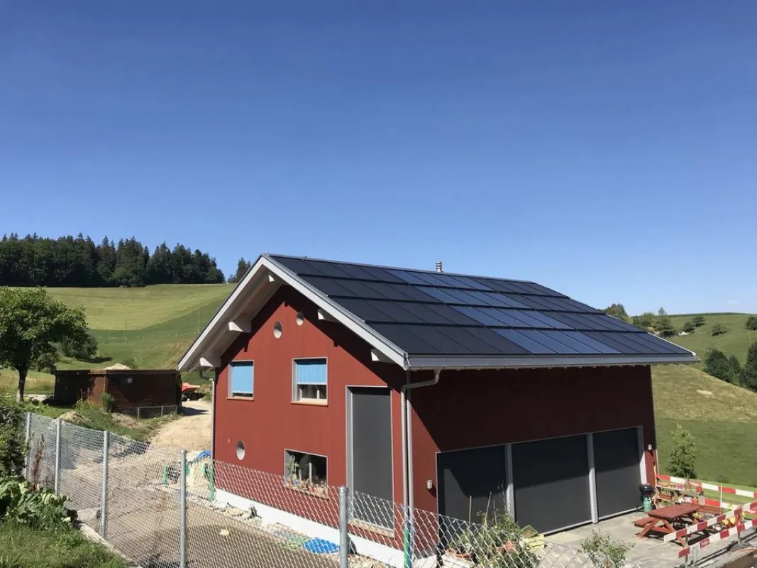 Ein Neubau in der Schweizer Gemeinde Vechigen verzichtet auf einen Anschluss an das öffentliche Stro