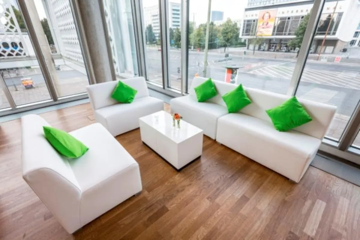 Mit sommerlichen Motto gegen tristes Septemberwetter. Frische Farben und Formen im Cafe Moskau