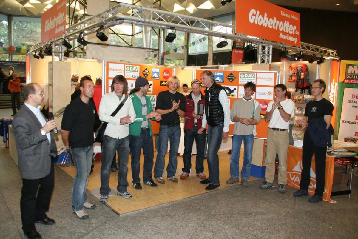 Foto: Kölner Alpenverein. V.l.n.r.: Kalle Kubatschka, Andreas Borchert, Andreas Kieling, Thomas Huber, Benedikt Böhm, Robert Jasper, Klaus Weichbrodt, 