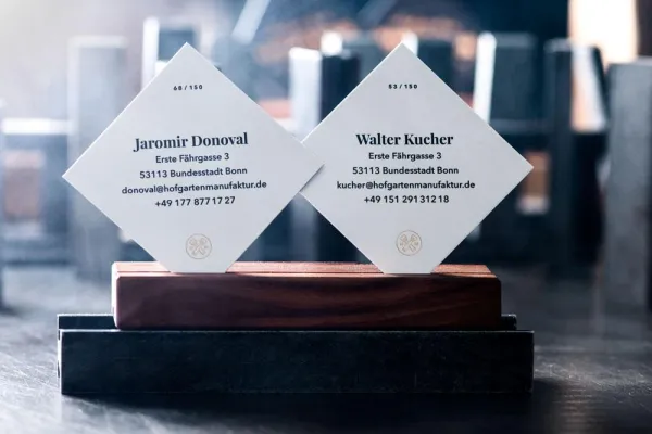 Bild: Limitierte und nummerierte Visitenkarten kommen europaweit aus Bonn