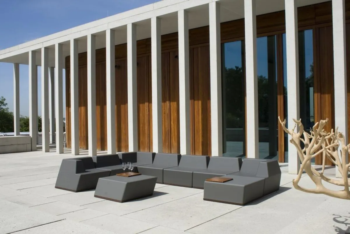 In der Reihe, hintereinander oder als tribünenartiger Aufbau – da das System „Univers“ aus quadratischen, rechteckigen oder trapezförmigen Modulen besteht, können ungewöhnliche 3D-Landschaften gebilde