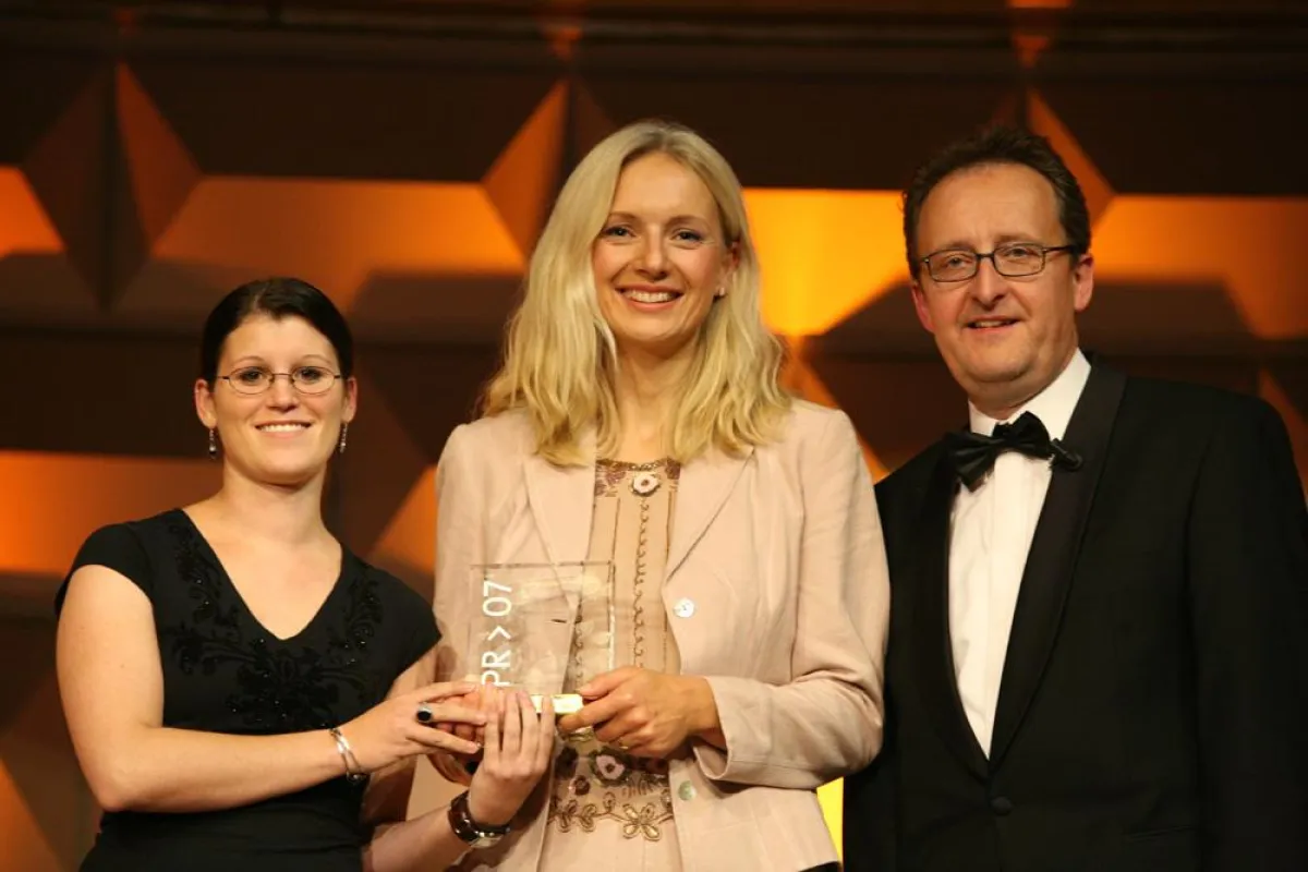 V.l.n.r.: Nadine Roggow und Ulrica Griffiths (beide Griffiths Consulting), Ulrich Nies (Präsident der DPRG)