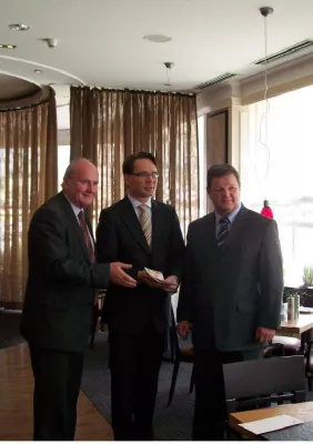 Bild: Spendenübergabe an den Förderverein zur Unterstützung der onkologischen Abteilung der Kinderklinik Karlsruhe