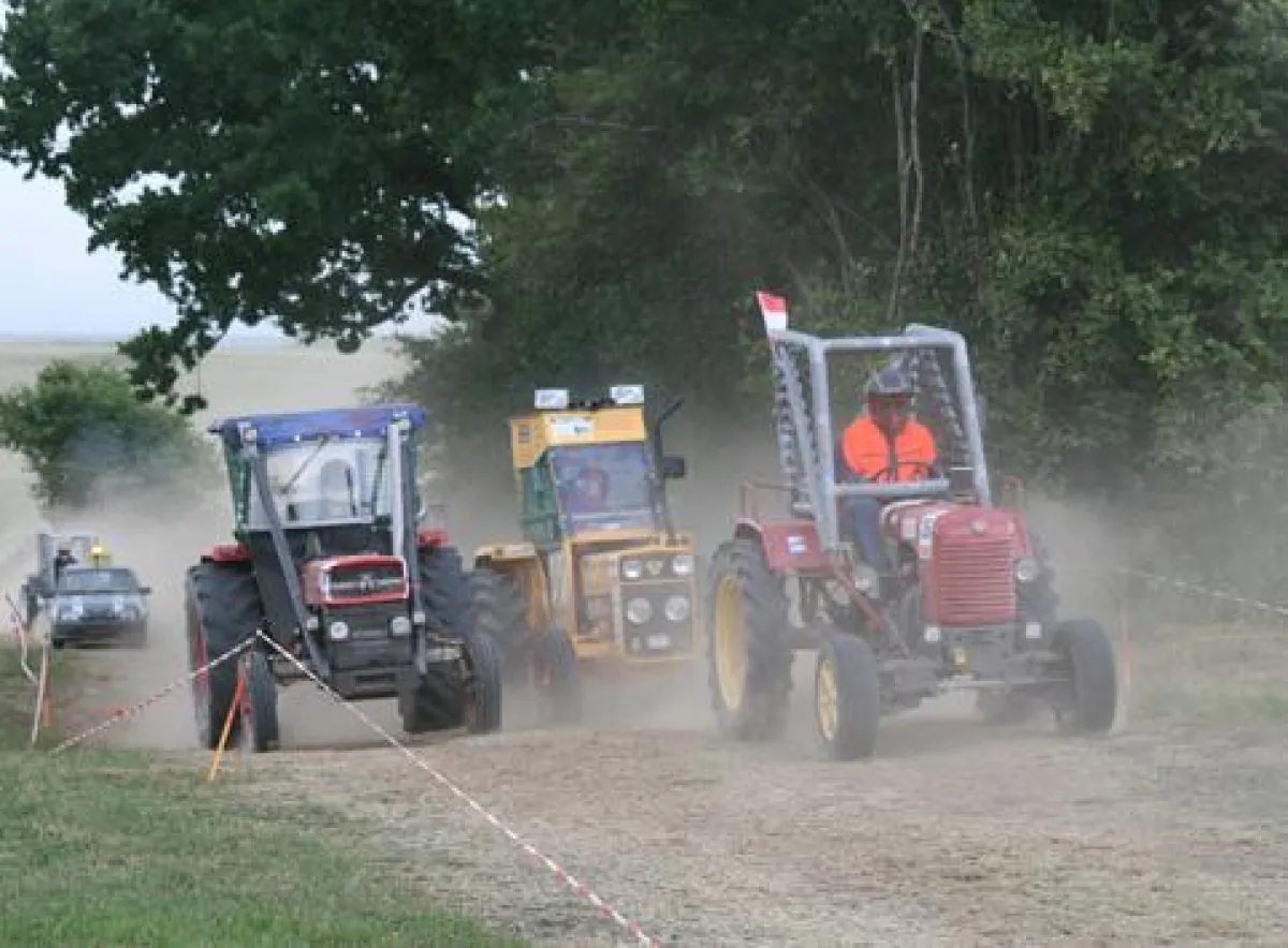 Oldtimer-Traktoren-Rennen durch Feld und Flur