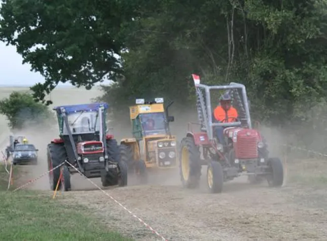 Bild: Ein kleines Dorf hat das Traktor-Renn-Fieber gepackt