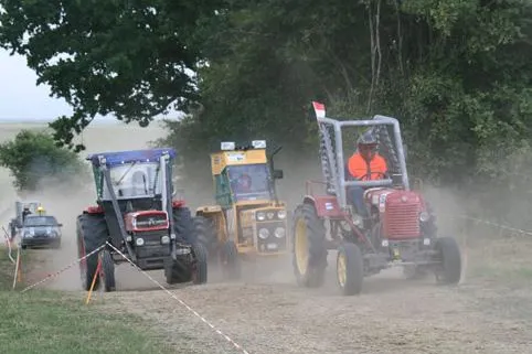 Bild: Ein kleines Dorf hat das Traktor-Renn-Fieber gepackt