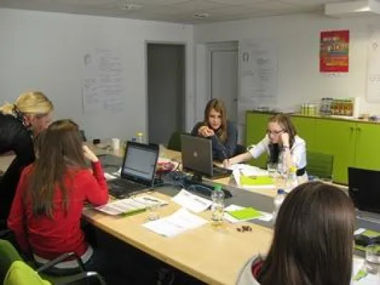 Bild: Beim Girls’Day bei der generic.de entdecken Schülerinnen die Entwicklung von Software