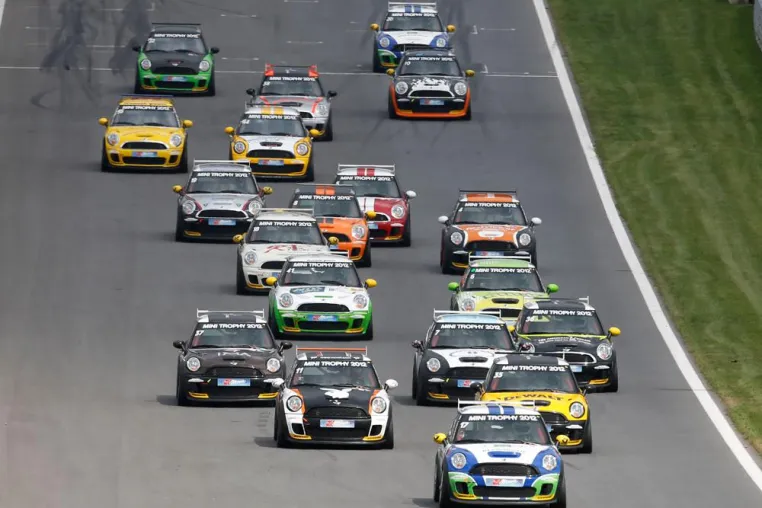 Topspeed entscheidet bei der MINI TROPHY auf dem Lausitzring. Bild: Topspeed entscheidet bei der MINI TROPHY auf dem Lausitzring.