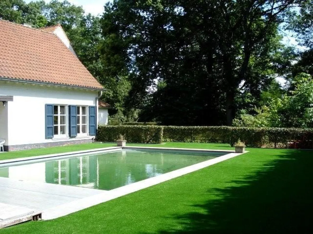 Rasenpflege sorgt für einen für einen schönen Rollrasen