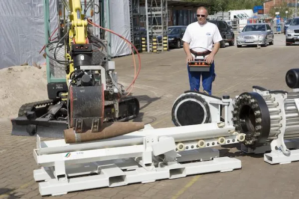 Bild: Reges Interesse bei Präsentation der Robotertechnik zur Gefahrenabwehr und Bergung von Bomben in der Ostsee
