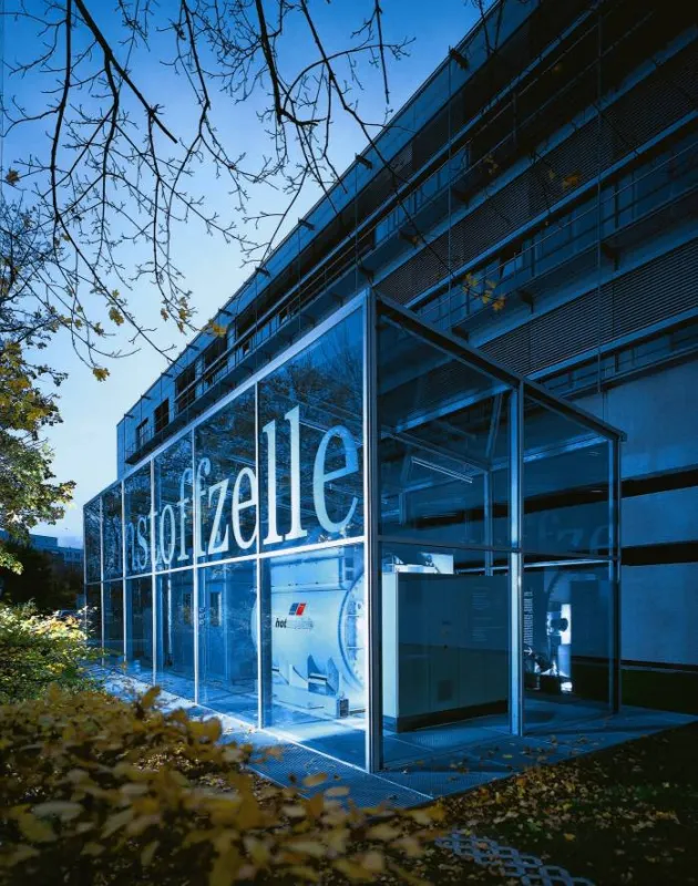Das HotModule, hier bei der DeTeImmobilien in München, stellt Strom mit hoher Qualität bereit - und das unabhängig vom öffentlichen Netz. (Bild: MTU CFC Solutions)
