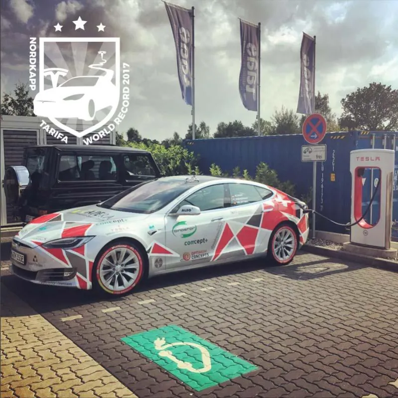 Teslas Model S 100D dient dem Team als zugstarkes Gefährt während der Tour.