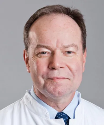 Bild: Führende Neurochirurgen im interdisziplinären Austausch in der Mainmetropole