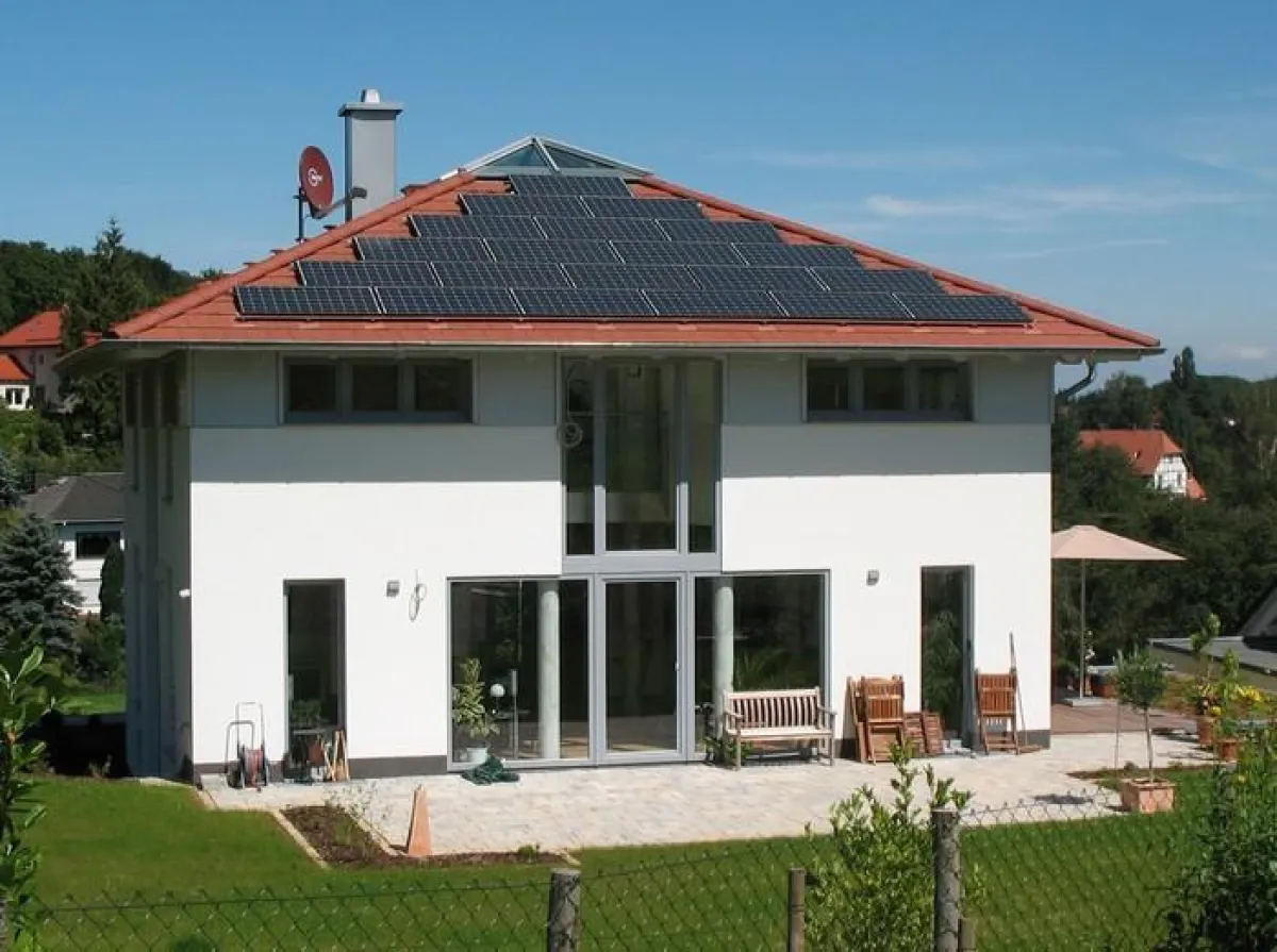 Ein Hingucker: Die Spitze des Zeltdaches mündet in einer Glaspyramide. Das Gebäude öffnet sich durch großflächig verglaste Fassadenflächen zur Gartenseite. Foto: UNIPOR, München.