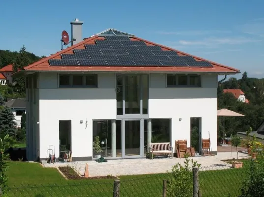 Bild: Ziegelwohnhaus mit Zeltdach
