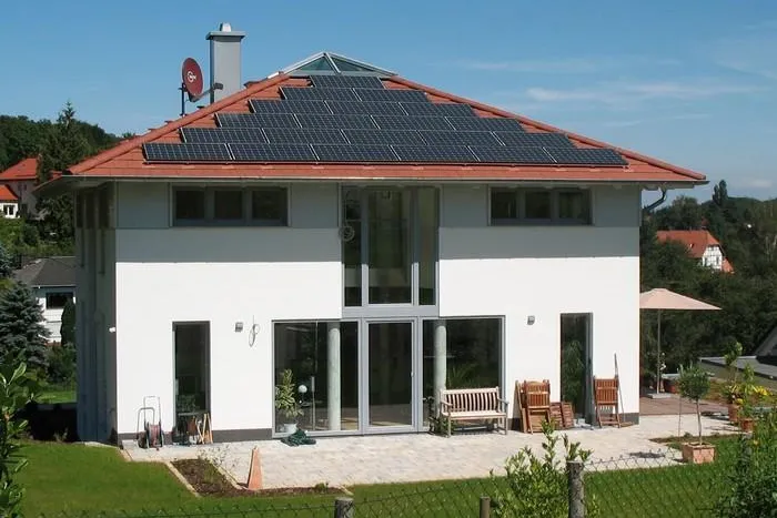 Bild: Ziegelwohnhaus mit Zeltdach