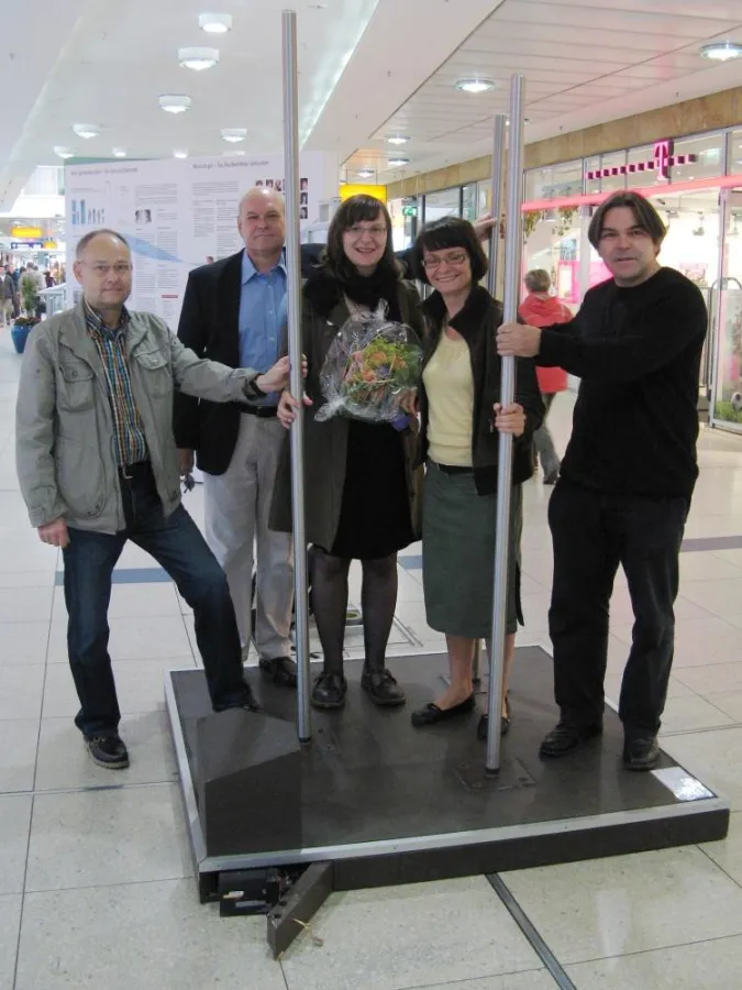 Die Organisatoren der Notenspur-Ausstellung an der Klanginstallation von Erwind Stache (rechts)
