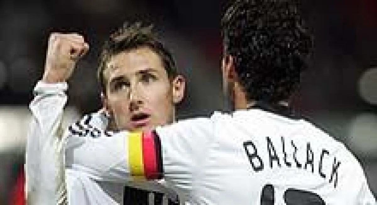 Fußball-Europameisterschaft 2008: Miroslav Klose freut sich mit Mannschaftskapitän Michael Ballack