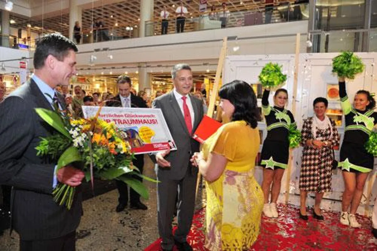 Glückliche Gewinnerin: ScanHaus Chef Friedemann Kunz (li.)und Höffner Geschäftsführer Klaus Kühnemann (Mi.) mit Gewinnerin Heike S