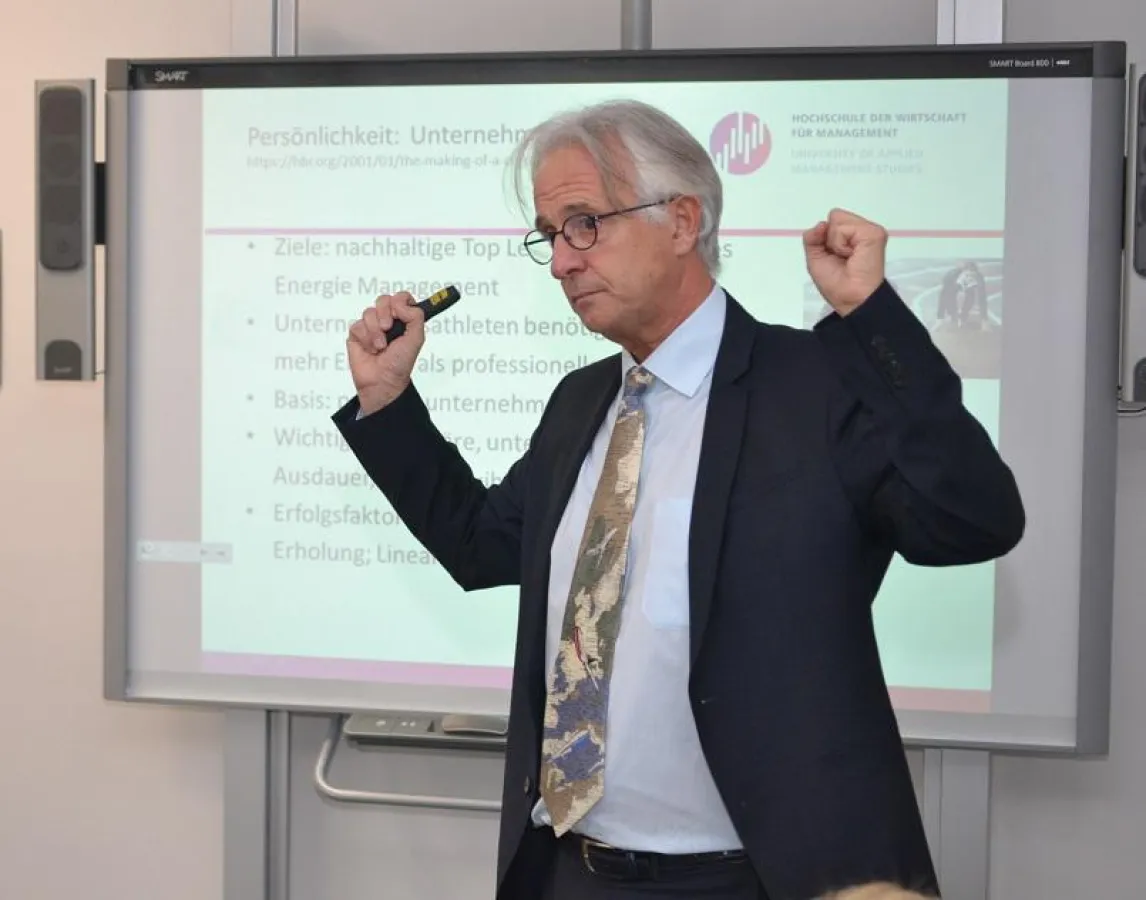 Leitet den Studiengang Management und Unternehmensführung: Prof. Dr. Hans R. Kaufmann. Foto: Motzko