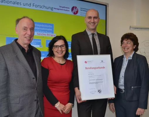 Bild: HdWM-Präsident Prof. Dr. Michael Nagy beruft Dr. Özer Pinar zum Professor an Management-Hochschule