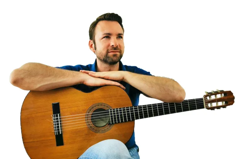 Bild: Gitarre lernen in Zeiten von Corona - Interaktive Lehrbücher bringen den Unterricht ins Wohnzimmer
