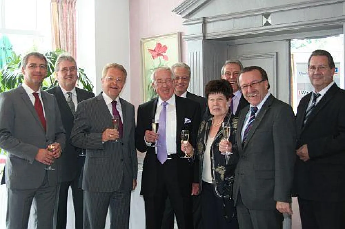 Vorstände und langjährige Weggefährten verabschieden Josef Pütz (mitte)