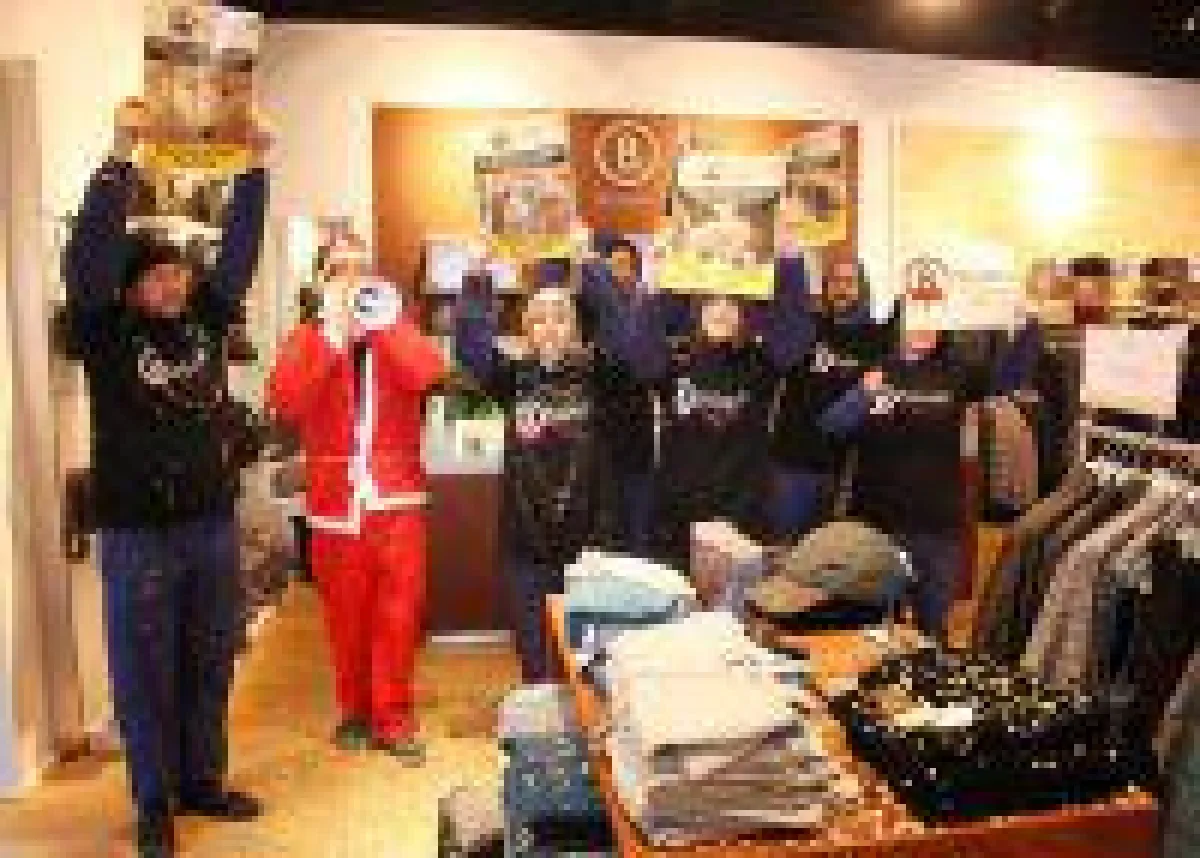 Tierschützer protestierten in Berliner Bogner Filiale gegen den Verkauf von Echtpelz.