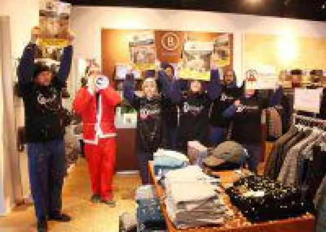 "Pelz ist Mord": Tierschützer stürmen Berliner Bogner-Filiale Bild: "Pelz ist Mord": Tierschützer stürmen Berliner Bogner-Filiale