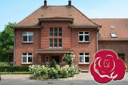 Die Tierbestattung im Rosengarten ermöglicht einen würdevollen Abschied vom geliebten Vierbeiner Bild: Die Tierbestattung im Rosengarten ermöglicht einen würdevollen Abschied vom geliebten Vierbeiner
