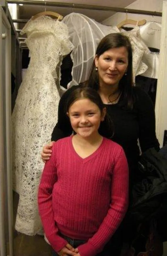 Mayra und ihre Mentorin Nicola Fusch entdecken tolle Kostüme in der Oper Frankfurt