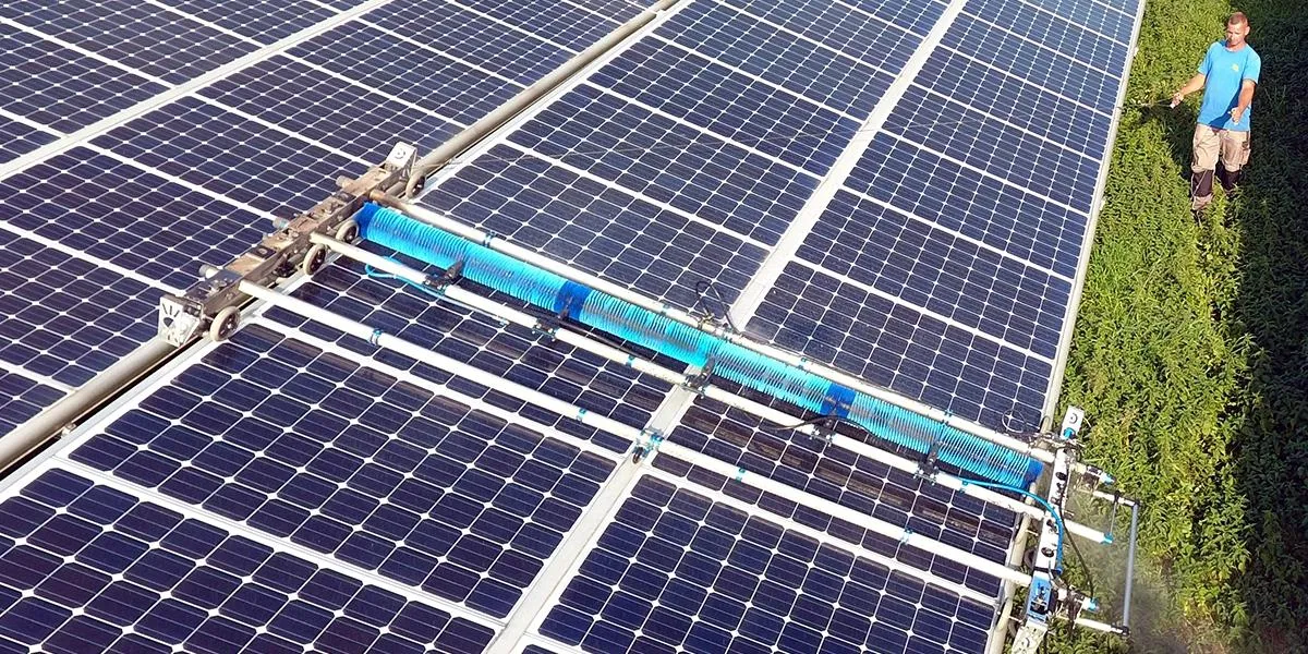 Reinigung PV-Freiflächenanlage mit SOLA-TECS F