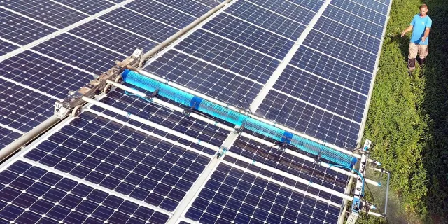Bild: SOLA-TECS F Photovoltaik Solarpark-Reinigungssystem