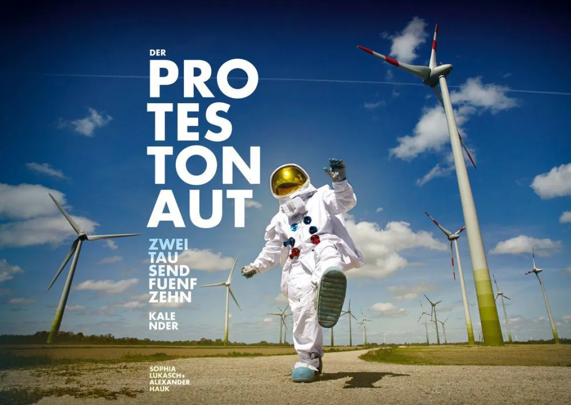 Der Protestonaut-Kalender ist ein Kunstprojekt mit Fotos und kurzen Texten.
