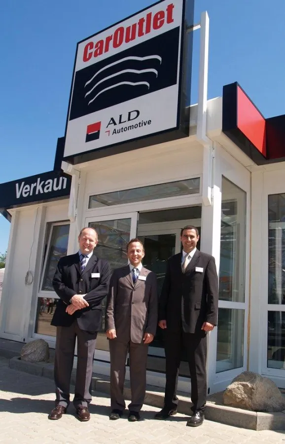 Andreas Otto, Prokurist und Leiter Gebrauchtwagen der ALD Automotive, Michael Leder, Teamleiter Verkauf in Norderstedt, und Aleksandar Amann, Leiter Gebrauchtwagenvertrieb, (v.l.n.r.) eröffneten das n