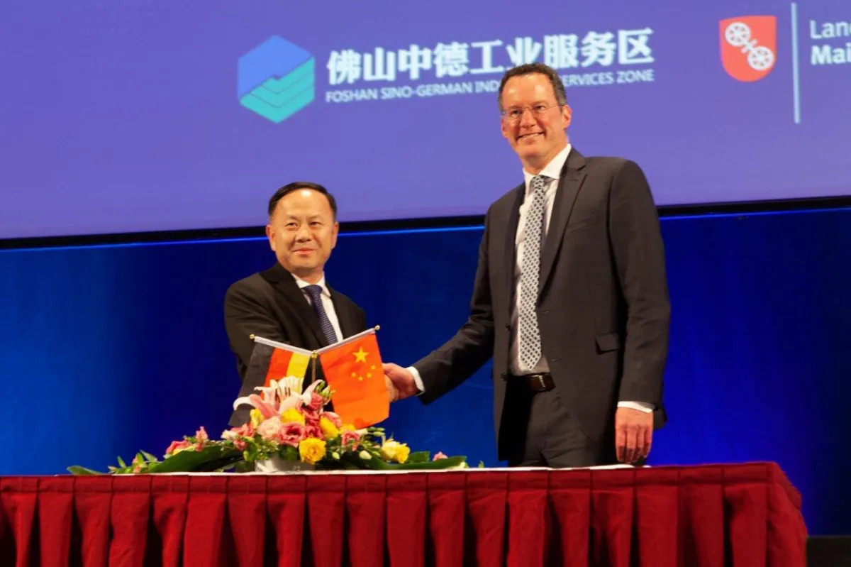 ZHAO Hai, Stellv. Bürgermeister von Foshan, und Michael Ebling, Oberbürgermeister von Mainz