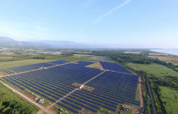 An der Küste Korsikas entstehen zwei Solarparks mit 24 Megawatt Leistung. Bild: An der Küste Korsikas entstehen zwei Solarparks mit 24 Megawatt Leistung.