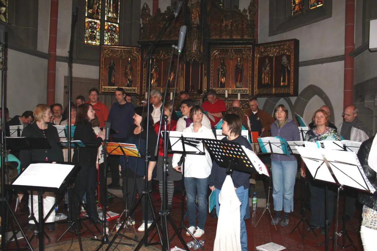 Der SWR SonntagsChor bei Aufnahmen für den SWR. Foto: Carmen Ogrzall. Alle Rechte vorbehalten.