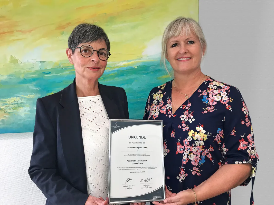 Geschäftsführerin Rita Gindorf-Wagner und BGM-Mangerin Linda Budell mit der Auszeichnung (© SHS Strukturholding Saar)