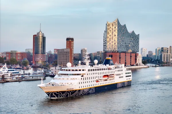 Bild: Hochsee-Kreuzfahrtschiff MS »Hamburg« fährt auf drei Flüssen