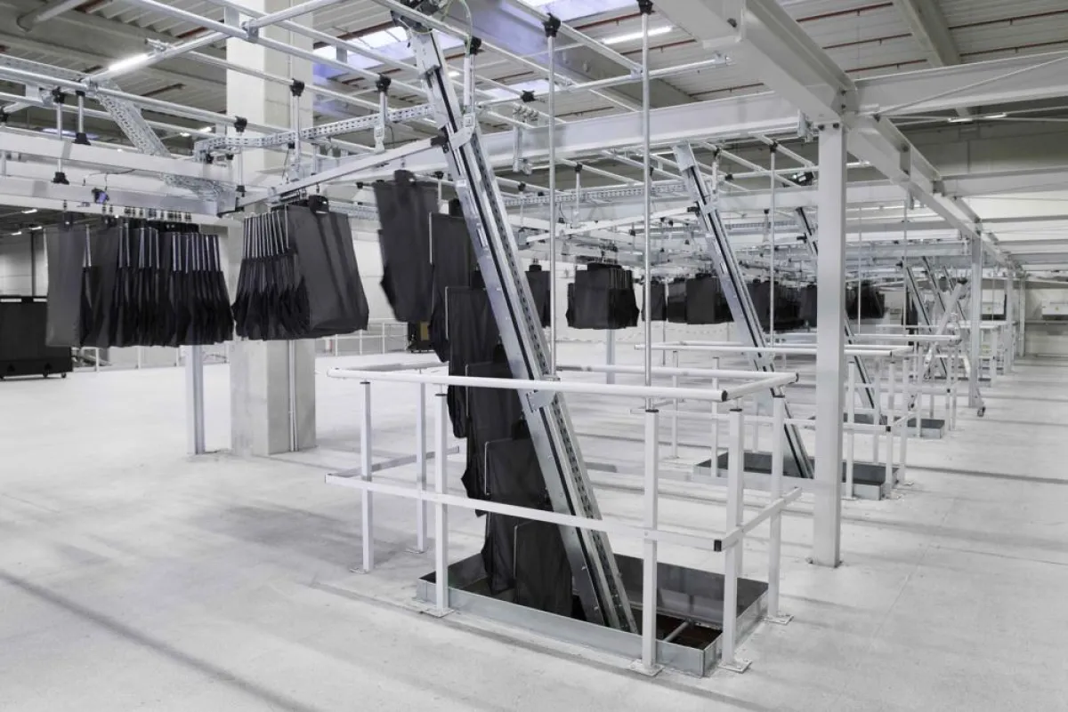 Dematic zeigt ihr Taschensortiersystem auf der LogiMAT 2019 live in Aktion. (Foto: Dematic)