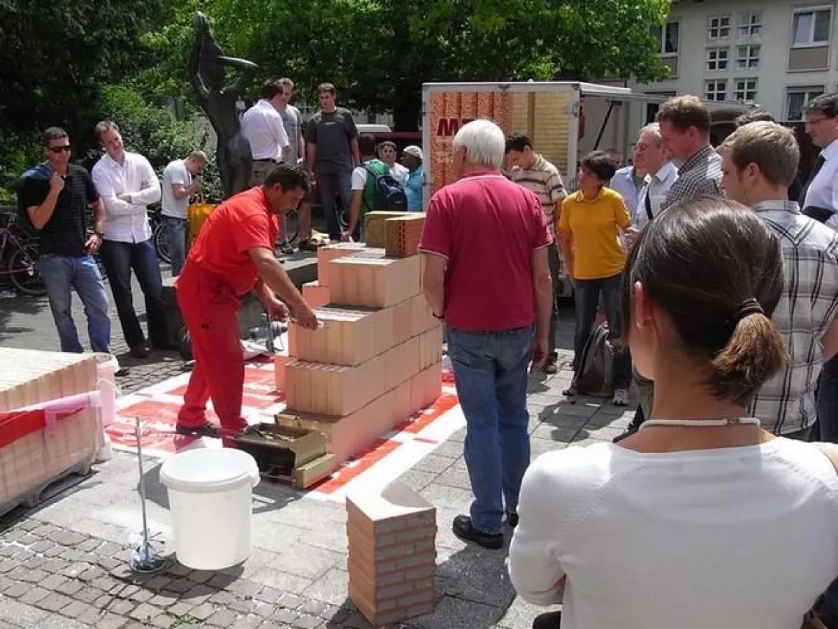 Akademischer Mauerwerkstag: Vertreter der Ziegelindustrie präsentieren ihre Produkte und demonstrieren die Mauerwerksausführung. (Foto: Ziegel Zentrum Süd e.V. )