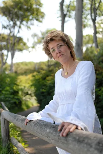 Bild: Sie ist die Erste - Die Biographin Irene Wahle schreibt, redet und gestaltet ...