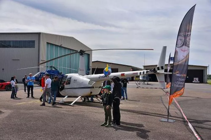 Bild: Heliseven lädt zum Abheben im Helikopter am Flughafen Mannheim ein