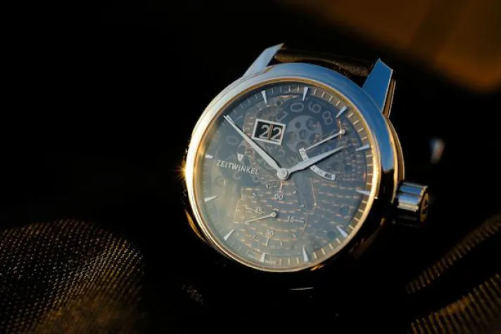 Zeitwinkel feiert den Erfolg des neuen Modells 273° saphir fumé Bild: Zeitwinkel feiert den Erfolg des neuen Modells 273° saphir fumé