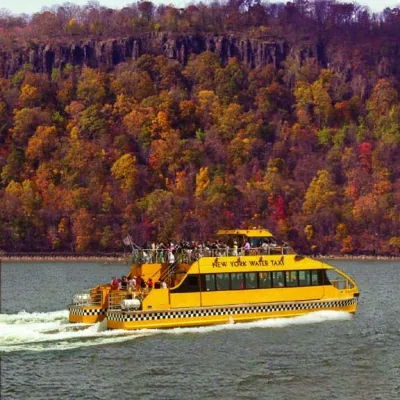 Bild: Herbstrausch in New York - Stimmungsvolle Bootstouren führen in das farbenfrohe Umland des Big Apple