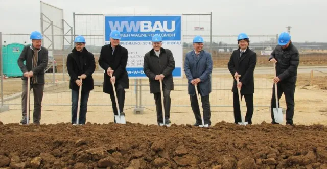 Spatenstich mit OB Hans Schaidinger Bild: Spatenstich mit OB Hans Schaidinger