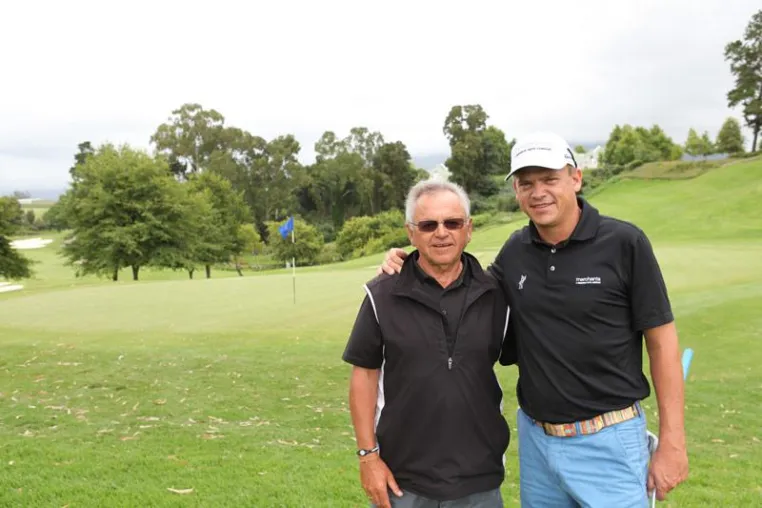 Bild: Mastering the Green in Südafrika. Golfprofi Tjaart van der Walt trainiert mit Wiestaw Kramski