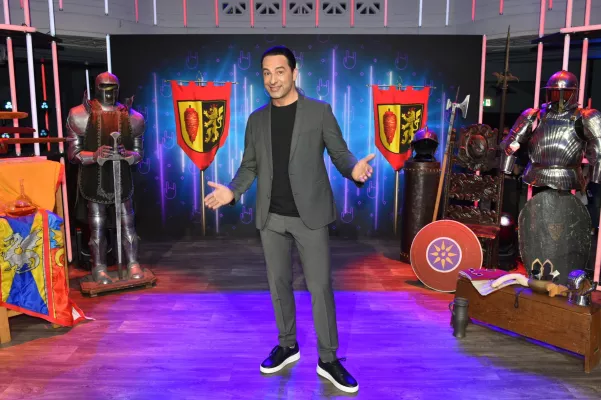 Bild: Burgfräulein, Hofnarr oder edler Ritter? Bülent Ceylan bei „Babbel Net!“(SWR) auf Jobsuche im Mittelalter!